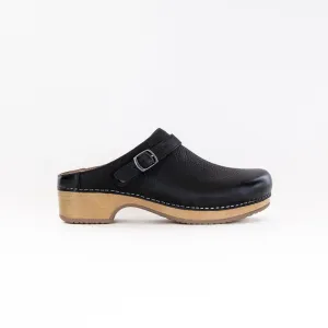 Dansko Berry (Women's) - Black steady steps Dansko Berry (Women's) - Black dry terrain