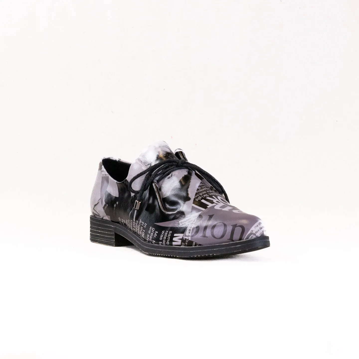 Django And Juliette Kotty (Women's) - News Print Leather terrain control