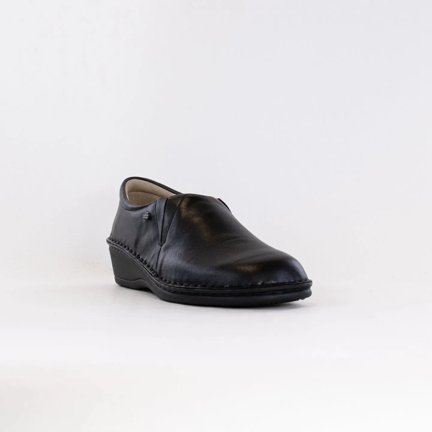 Finn Comfort Newport (Women's) - Black Leather year-round wear