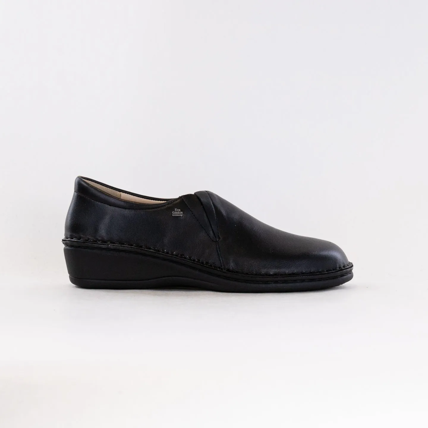 Finn Comfort Newport (Women's) - Black Leather seasonless design