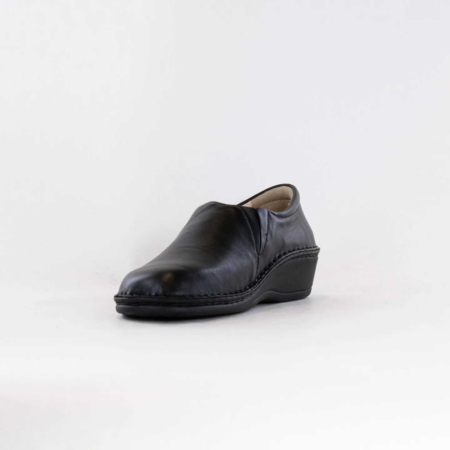 Finn Comfort Newport (Women's) - Black Leather ground guard