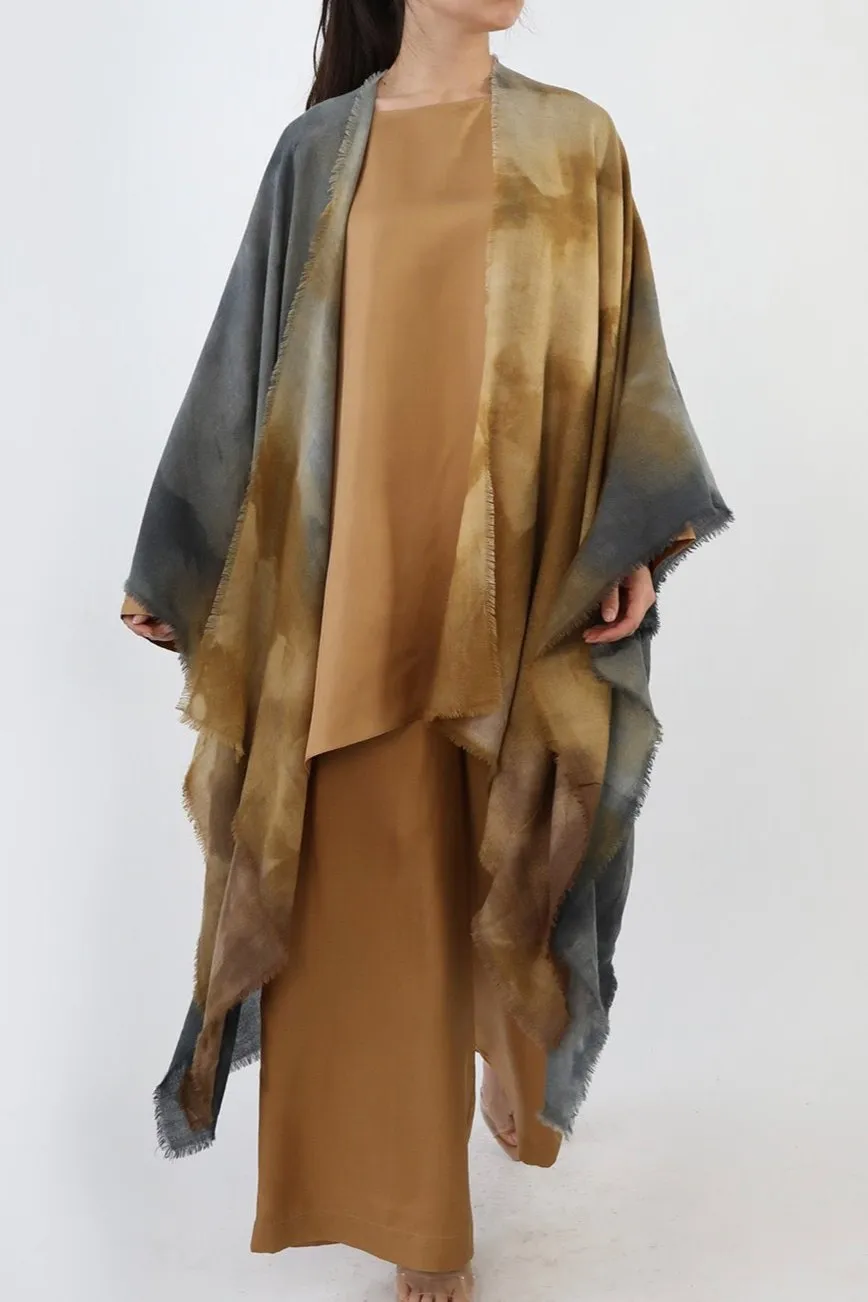 LANAI CARRIAGI CASHMERE LONG CAPE WRAP IN HAND-DYED MARONE GRIGGIO refined edge