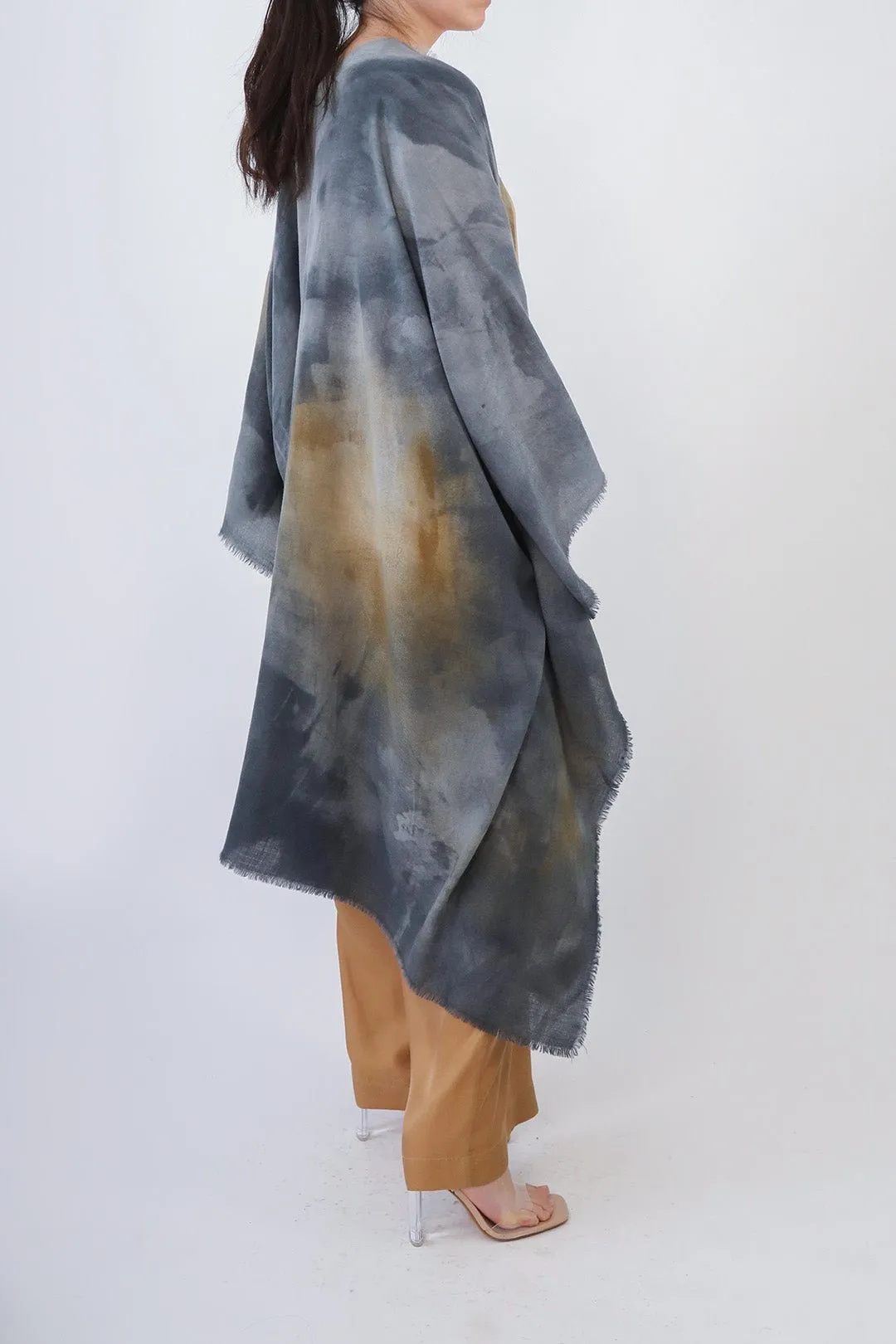 LANAI CARRIAGI CASHMERE LONG CAPE WRAP IN HAND-DYED MARONE GRIGGIO calm mood