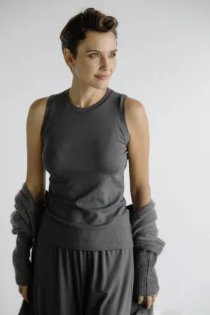 MUSCLE TANK HIGH HIP LENGTH IN PIMA COTTON LIMITED EDITION CINDER GREY solo style MUSCLE TANK HIGH HIP LENGTH IN PIMA COTTON LIMITED EDITION CINDER GREY casual mood