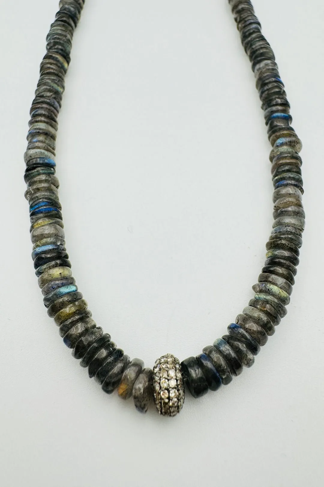 SMOOTH LABRADORITE HEISHI WITH DIAMOND DONUT NECKLACE chic details