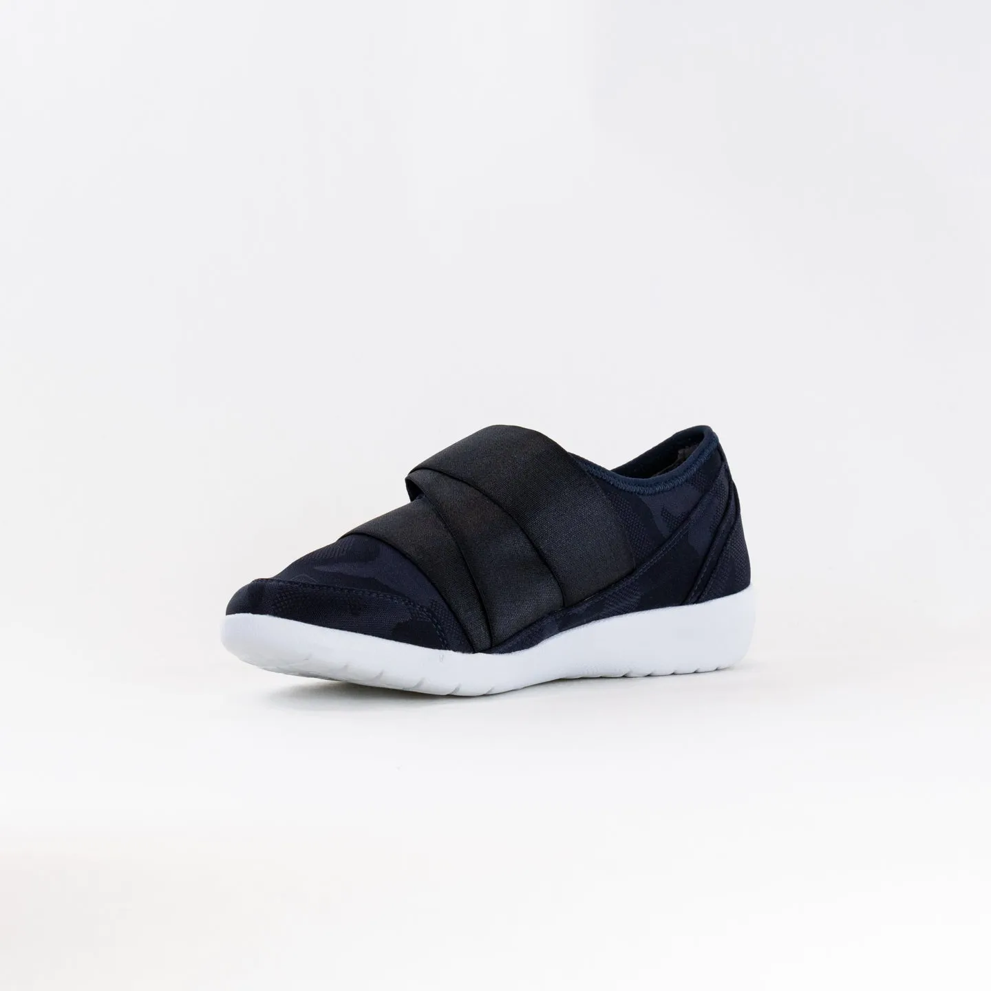 Ziera Urban (Women's) - Navy Camo field walk
